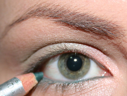 matita verde dentro l'occhio