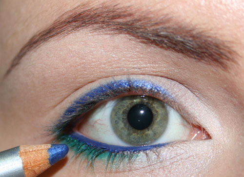 matita blu all'interno dell'occhio
