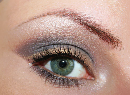 trucco marrone scuro e eyeliner oro