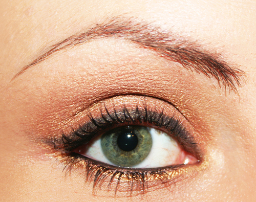 trucco natalizio con eyeliner oro