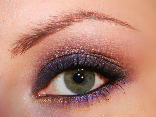 trucco porpora con eyeliner oro