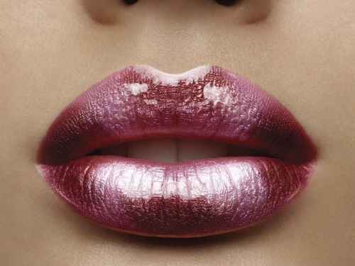 labbra con rossetto scuro metallizzato