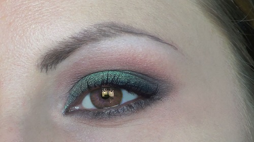 trucco-verde-su-occhi-castani